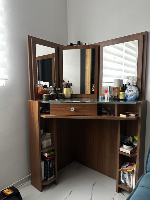 Comoda make up utilizata