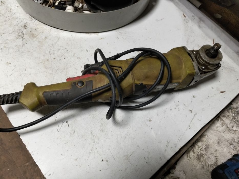 Продаю болгарку рабочий но только  шестерён сломана.