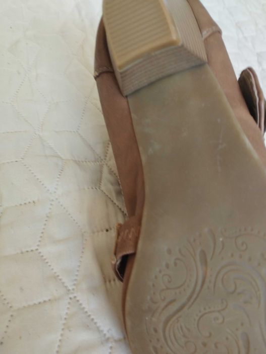 Дамски кожени обувки 37-38 (за по слаб крак)  6 лв.