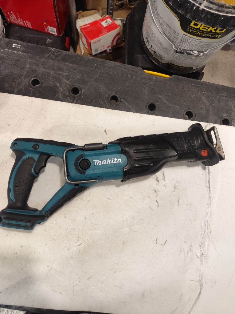 Акумулаторен саблен трион ножовка Макита Makita DJR181
