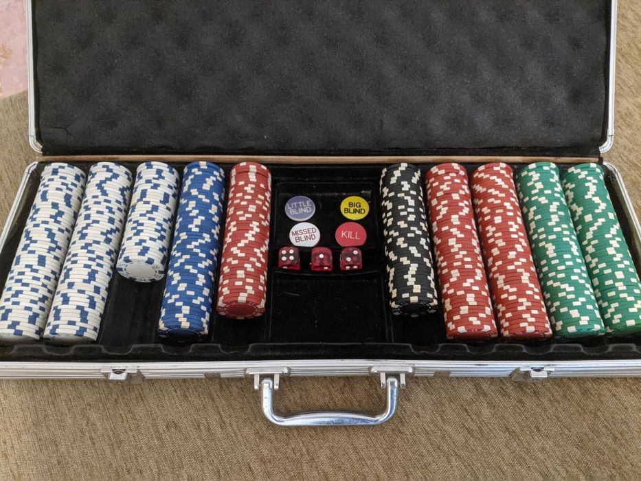 Покер чипове с куфар