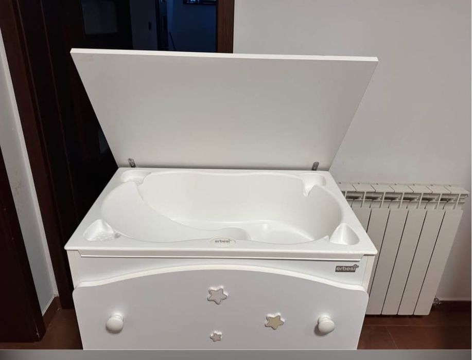 Masă de înfășat cu cădiță încorporată + 3 sertare – pe roți