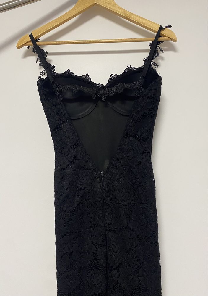 Rochie negră lungă, crăpată în față