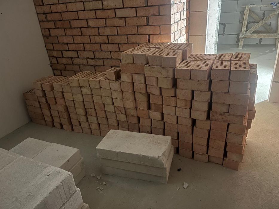 Продаеться кирпич и газаблок на столичном