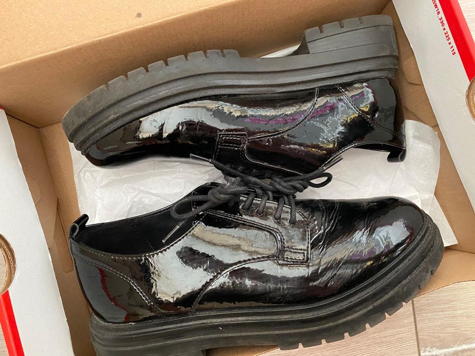 Лачени обувки Deichmann