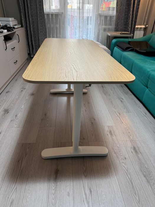 Birou IKEA BEKANT 140x60 – stare excelentă, reglabil pe înălțime