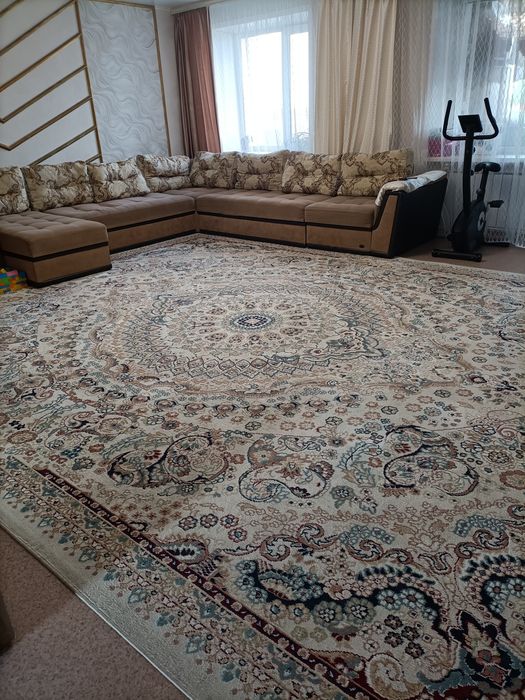 Продам ковер в гостиную