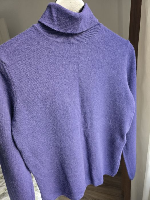 Pulover din lana fina cu guler lejer