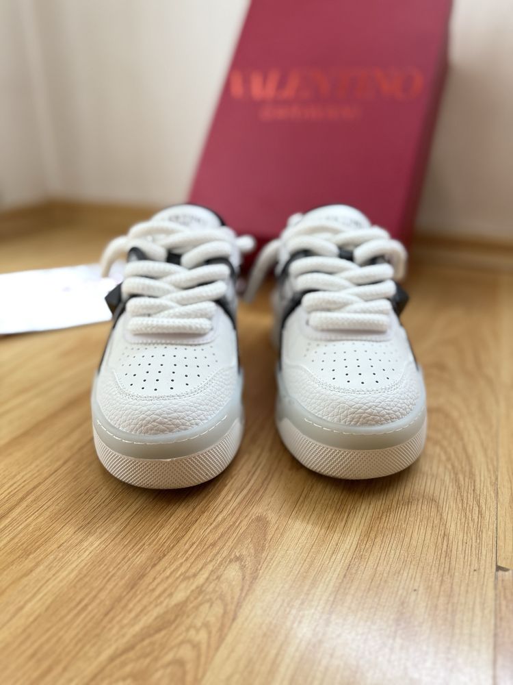 Valentino Garavani One Stud Low-Top Sneakers Маратонки 38 номер