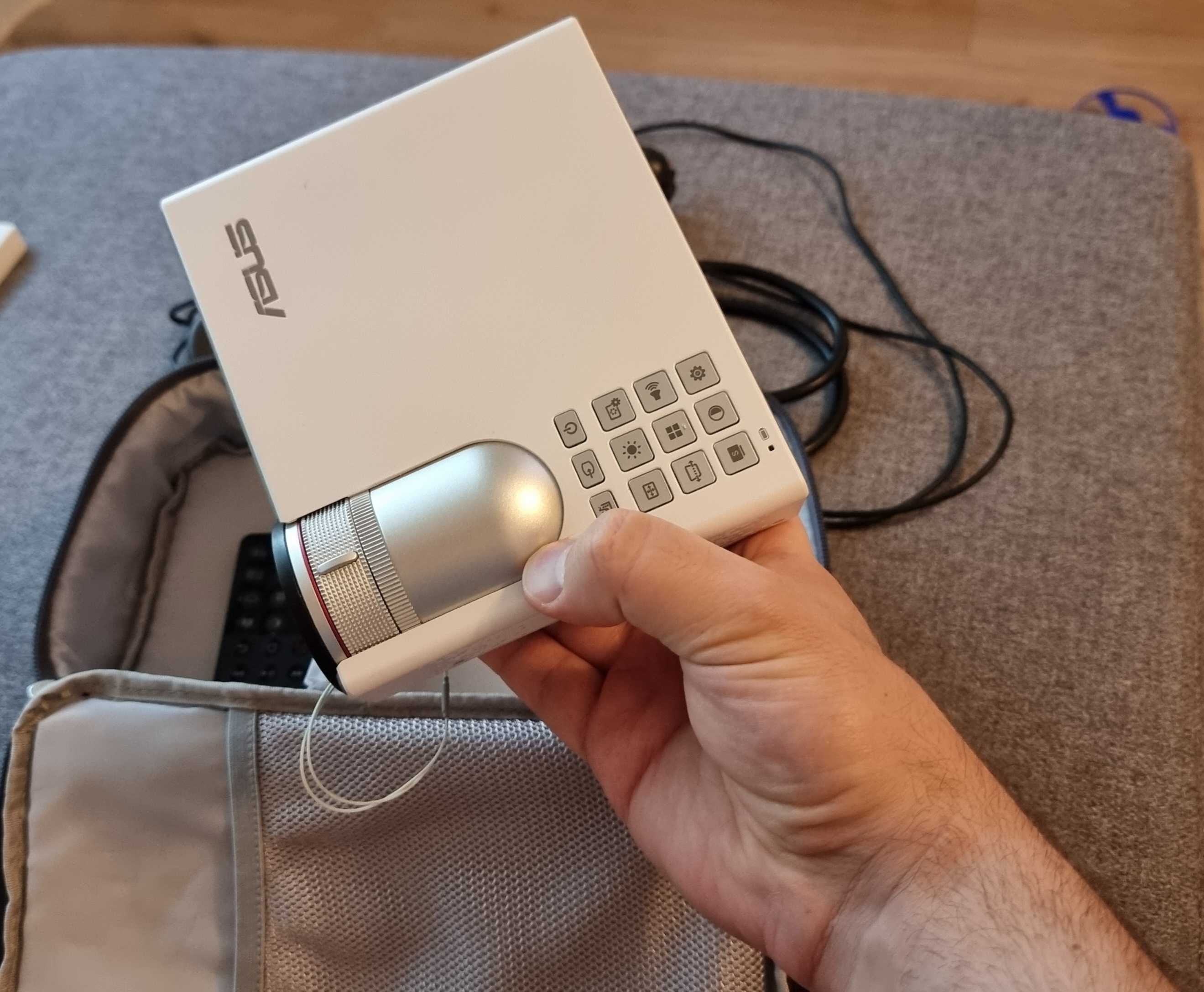 Cinema ultra-portabil proiector Asus P3B, WiFi