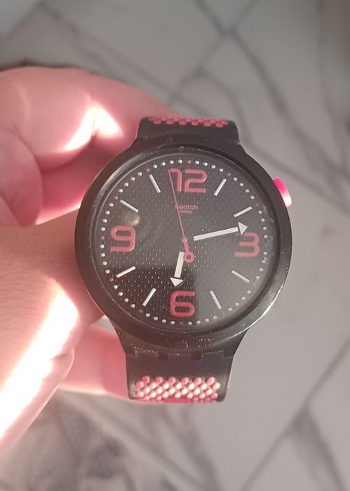 Продавам часовник swatch