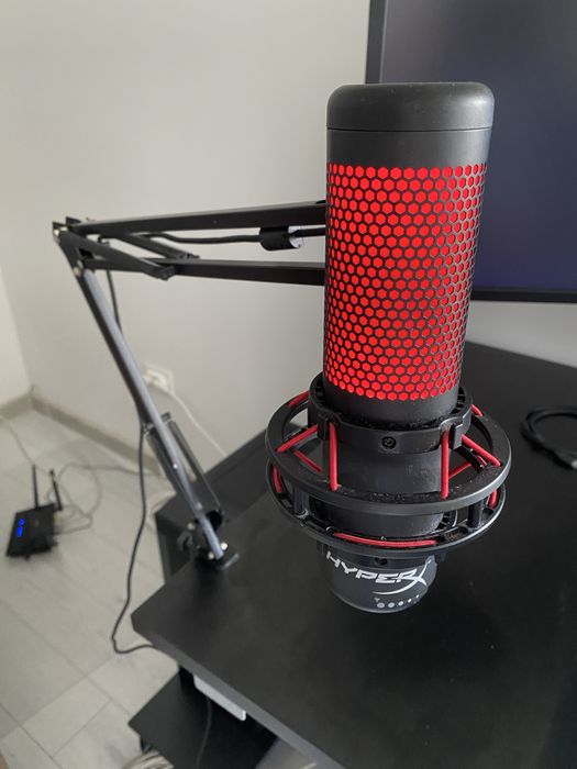 Microfon HyperX QuadCast + Brat pentru birou