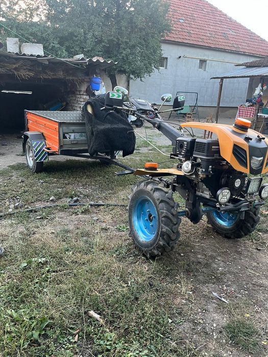 Vând motocultor de 18 cai cu tot ce se vede pe el nu este folosit mult