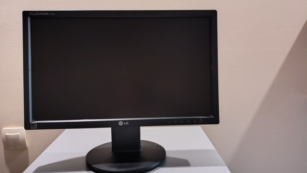 Монитор LG Flatron W1946