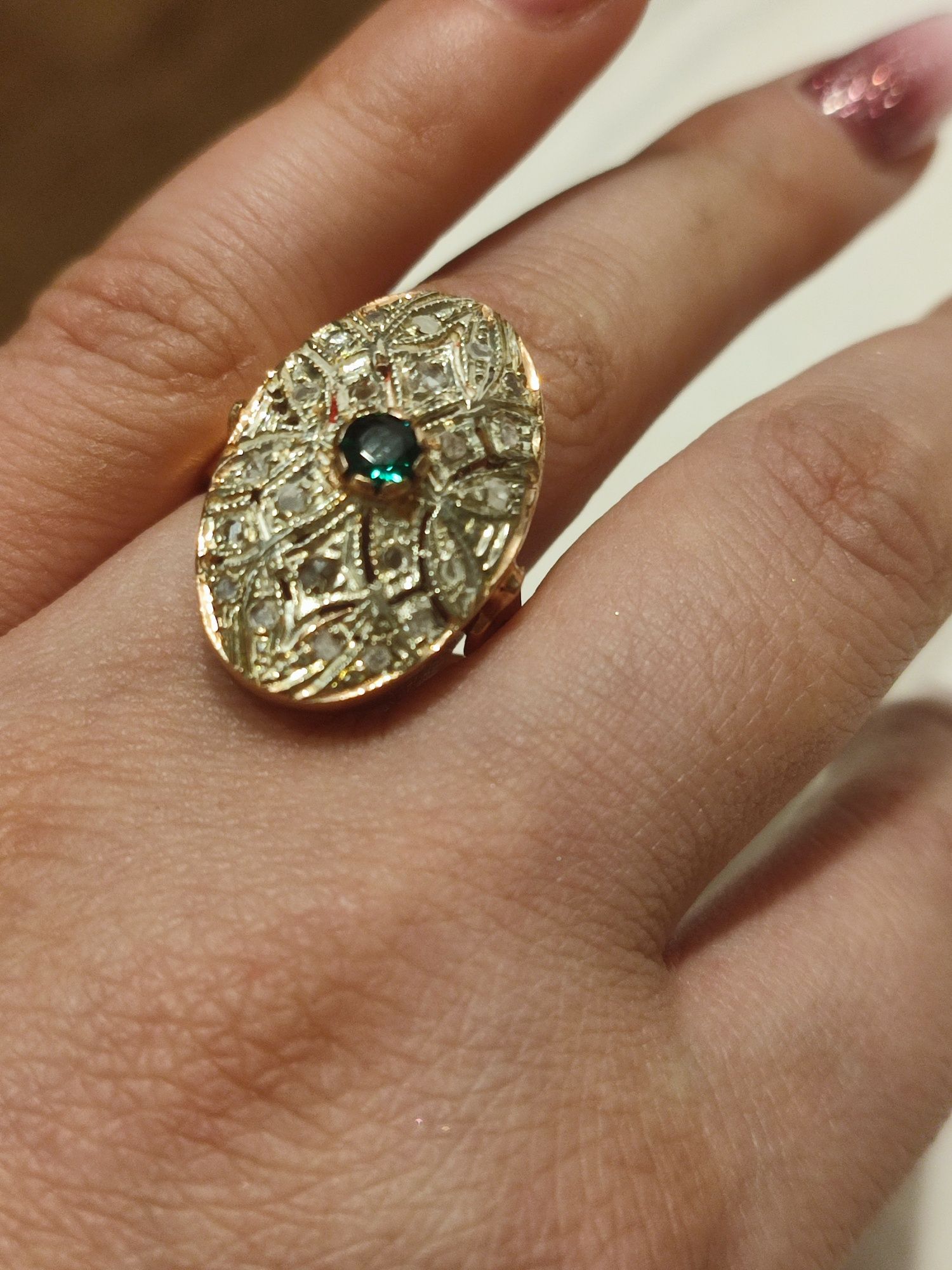 Inel aur 9 carate cu smarald central și diamante