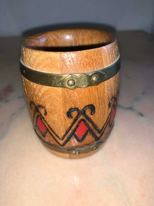 Platou cu sase pahare din lemn sculptat gravat manual