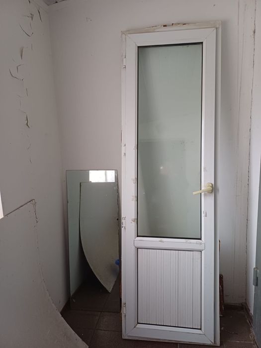 Продам дверь на.балкон б/у. Пластиковая. Цена.договорная.