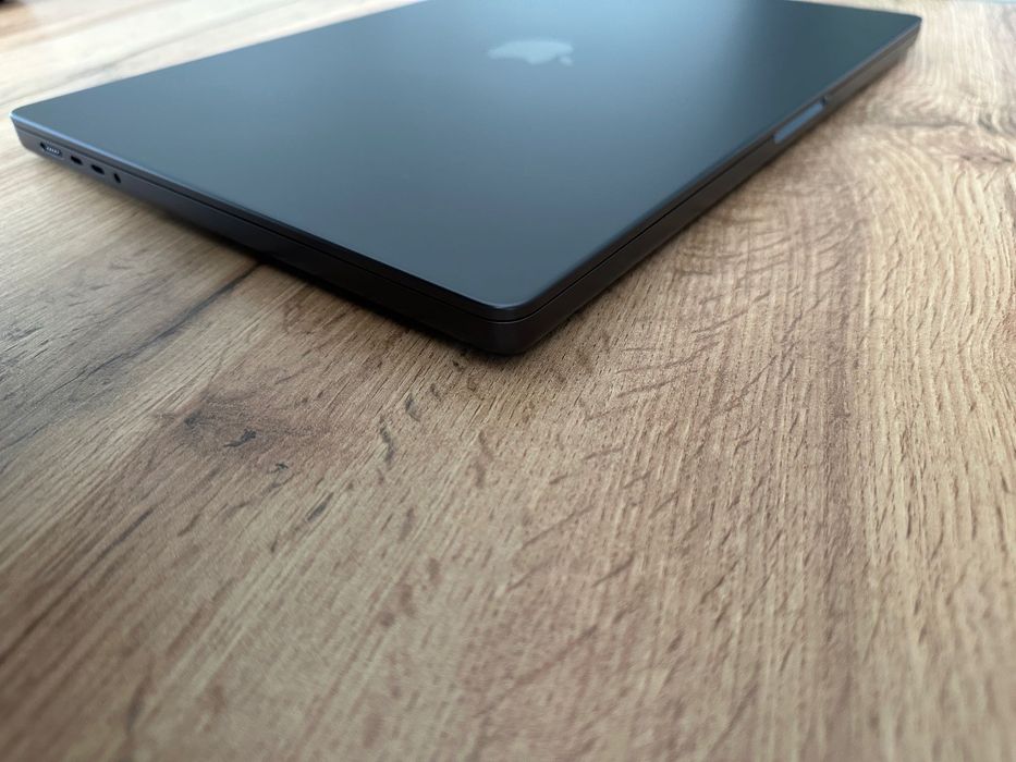 MacBook Pro 16" M4 PRO Chip 14-Core CPU/20-Core GPU/24GB RAM/512GB SSD