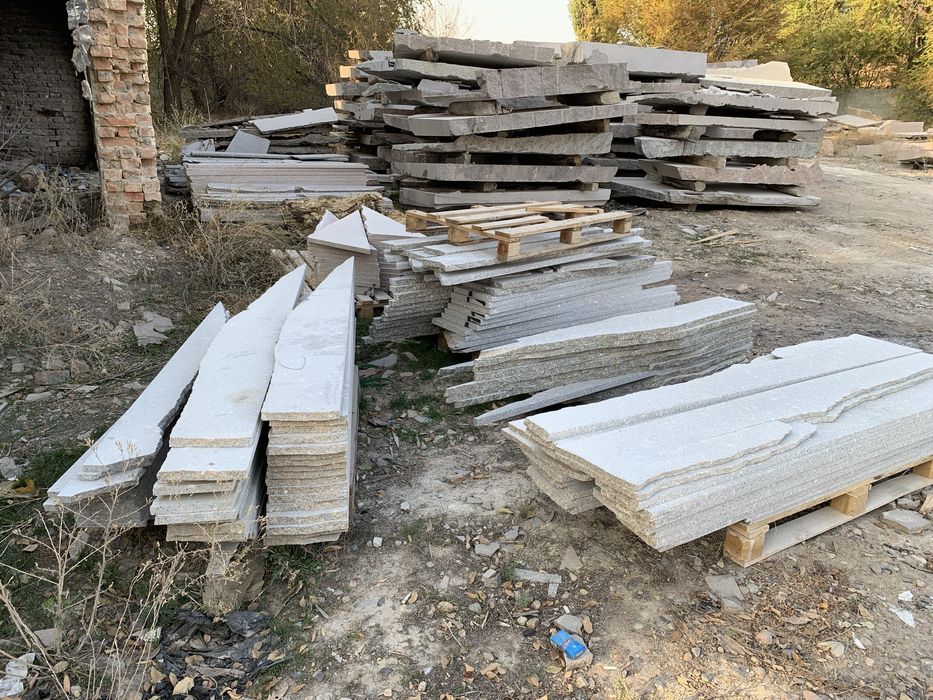 Гранитные плиты разноразмерные