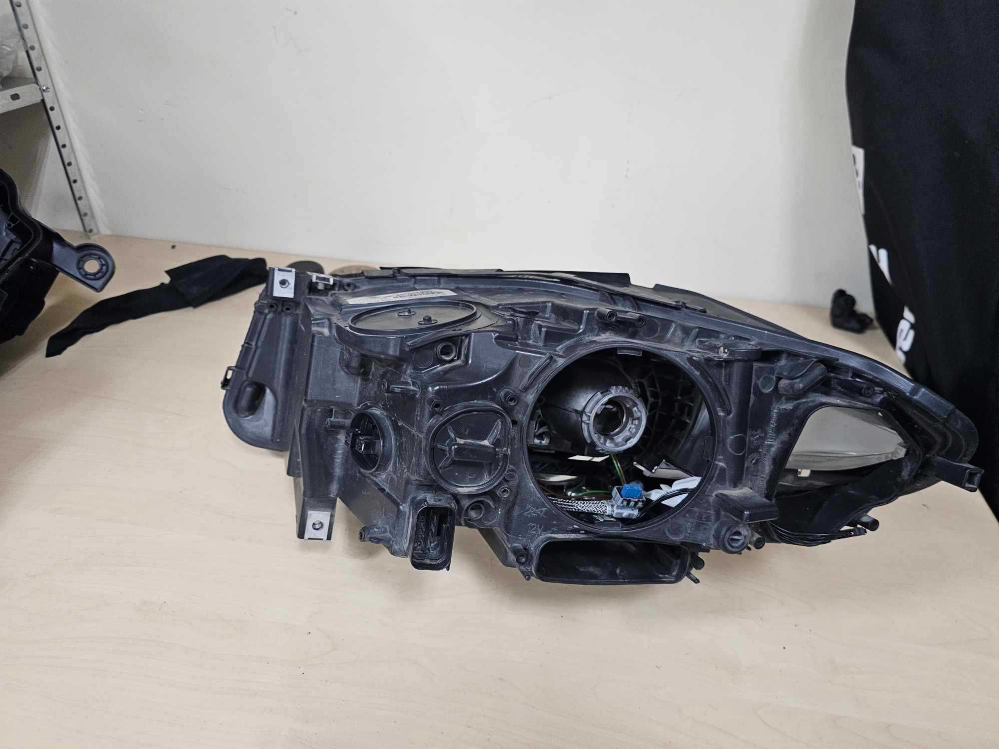 Десен фар BMW 5 F10 F11 незавиващ ксенон
