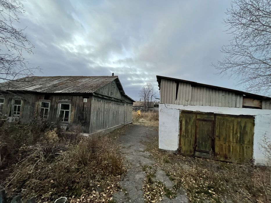 Продам земельный участок с постройками