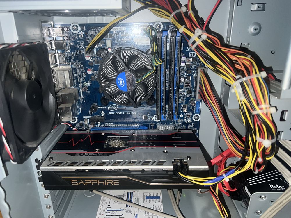 Pc intel i7 4770k, 16gb ram, AMD RX 580 8gb, ssd 120gb, hdd 500gb.
