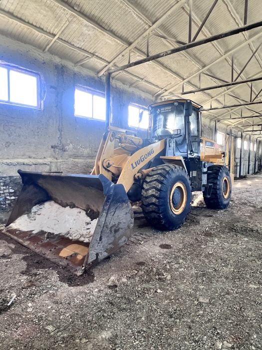 Спецтехника. Погрузчики, эксковаторы, самосвалы готовы к работе.