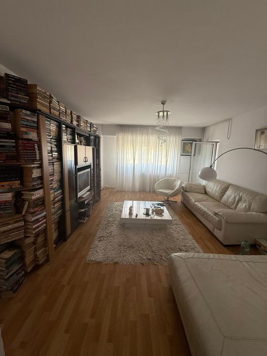 Vand apartament 3 camere deosebit pe Calea Calarasilor-direct propriet