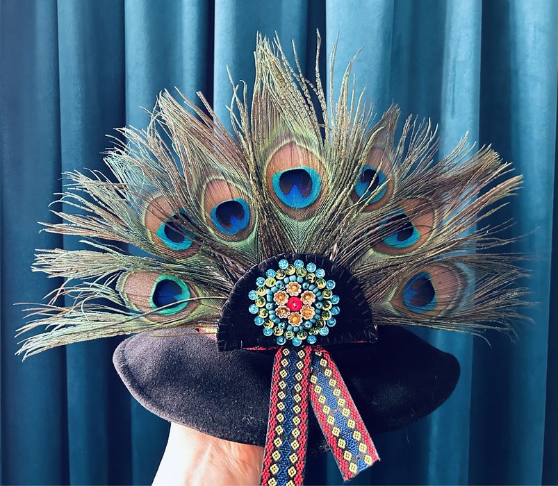 Pălărie cu model traditional cu pene de păun- model petru copii