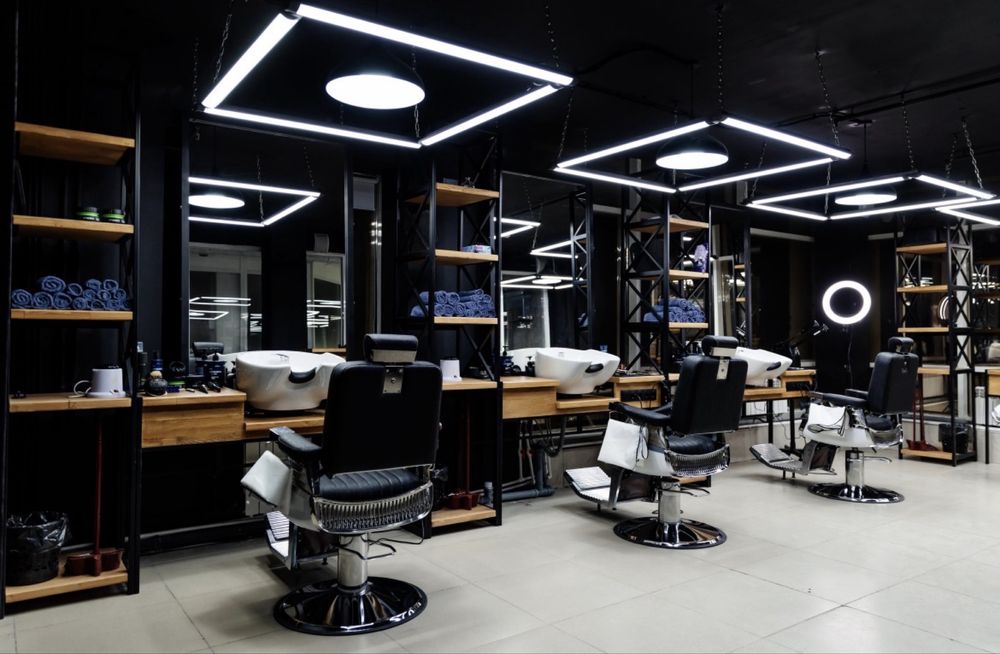 Модель в барбершопе