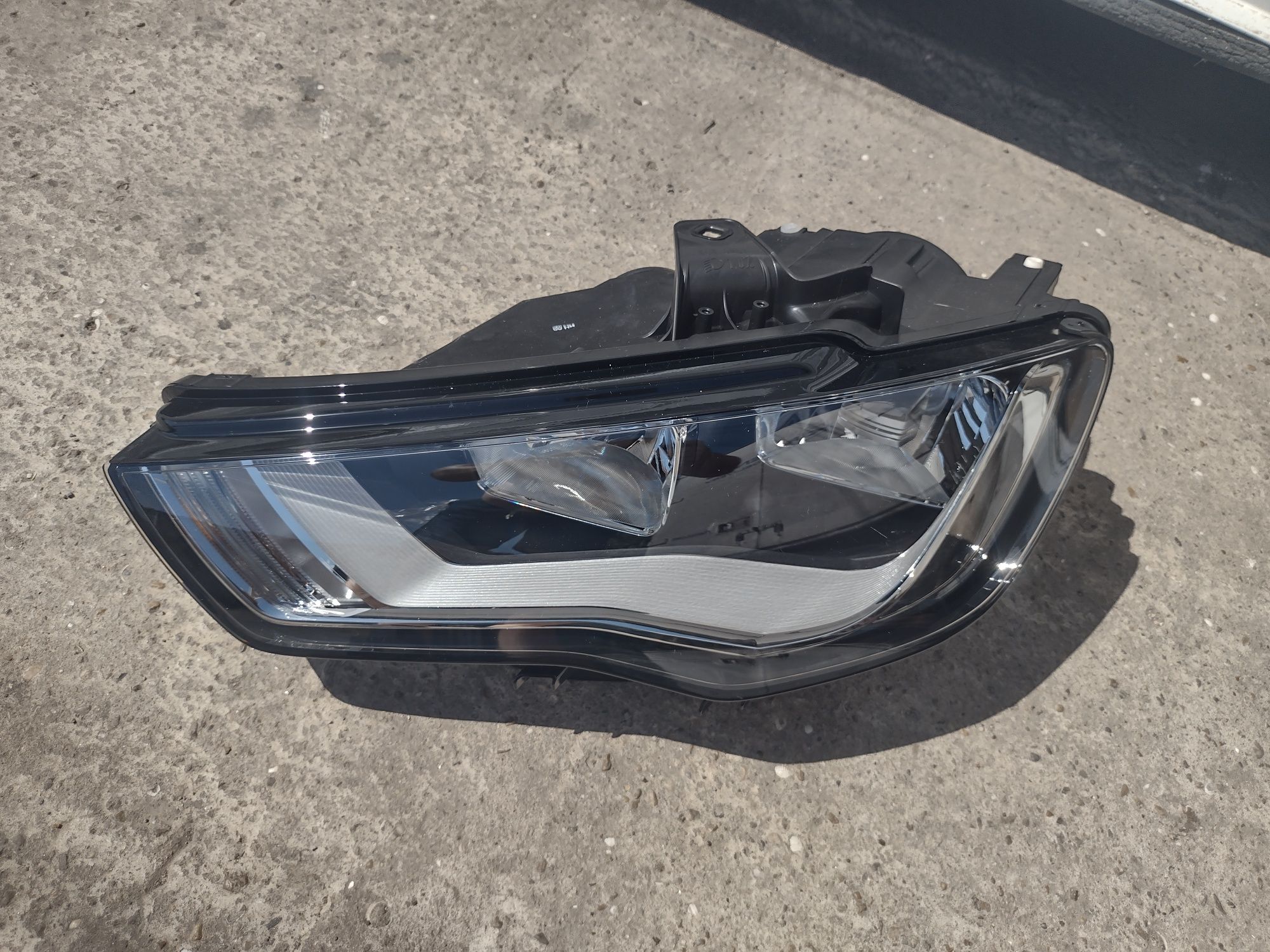Продавам ляв фар за audi a3 12-2017 година