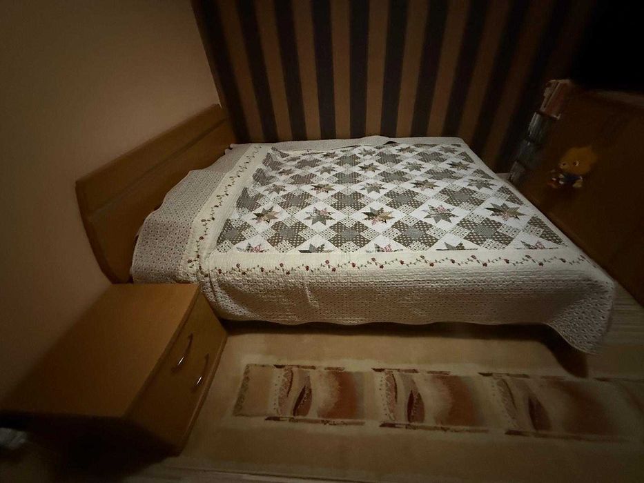 Dormitor complet: 2 saltele, șifonier, comodă TV + 2 noptiere