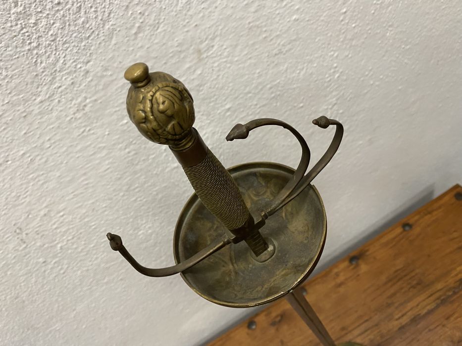 Стара френска сабя поставена на стойка от масивен месинг