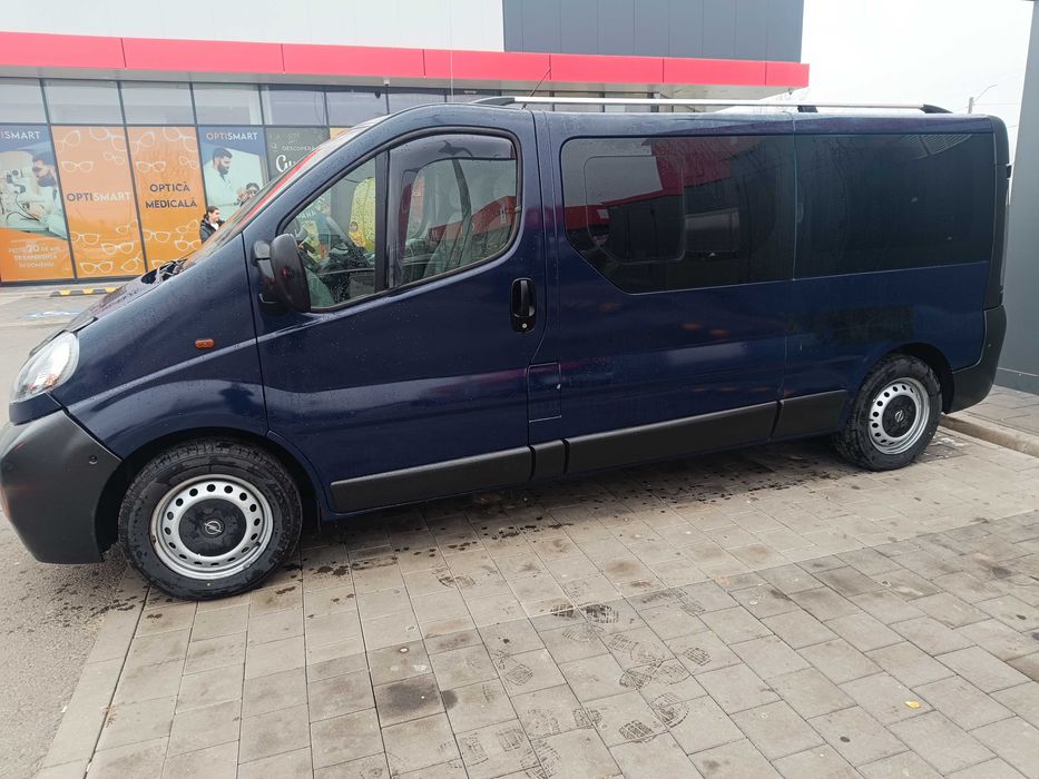Vând Opel vivaro 8+1 varianta lunga