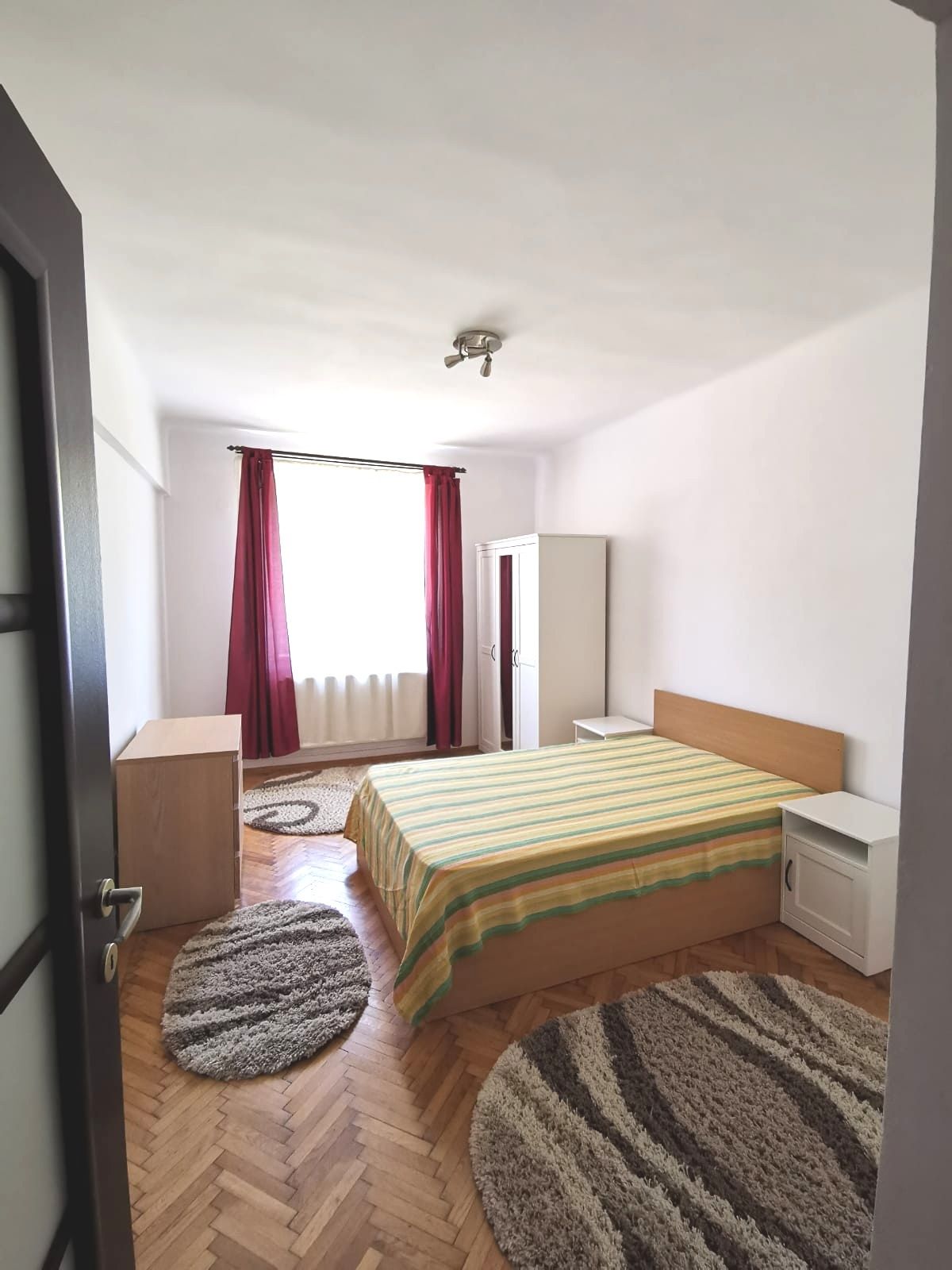 Închiriez apartament 2 camere, luminos  – zona Str. Lungă