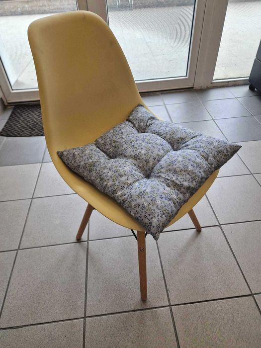 Scaune din plastic 20 buc. cu perne incluse