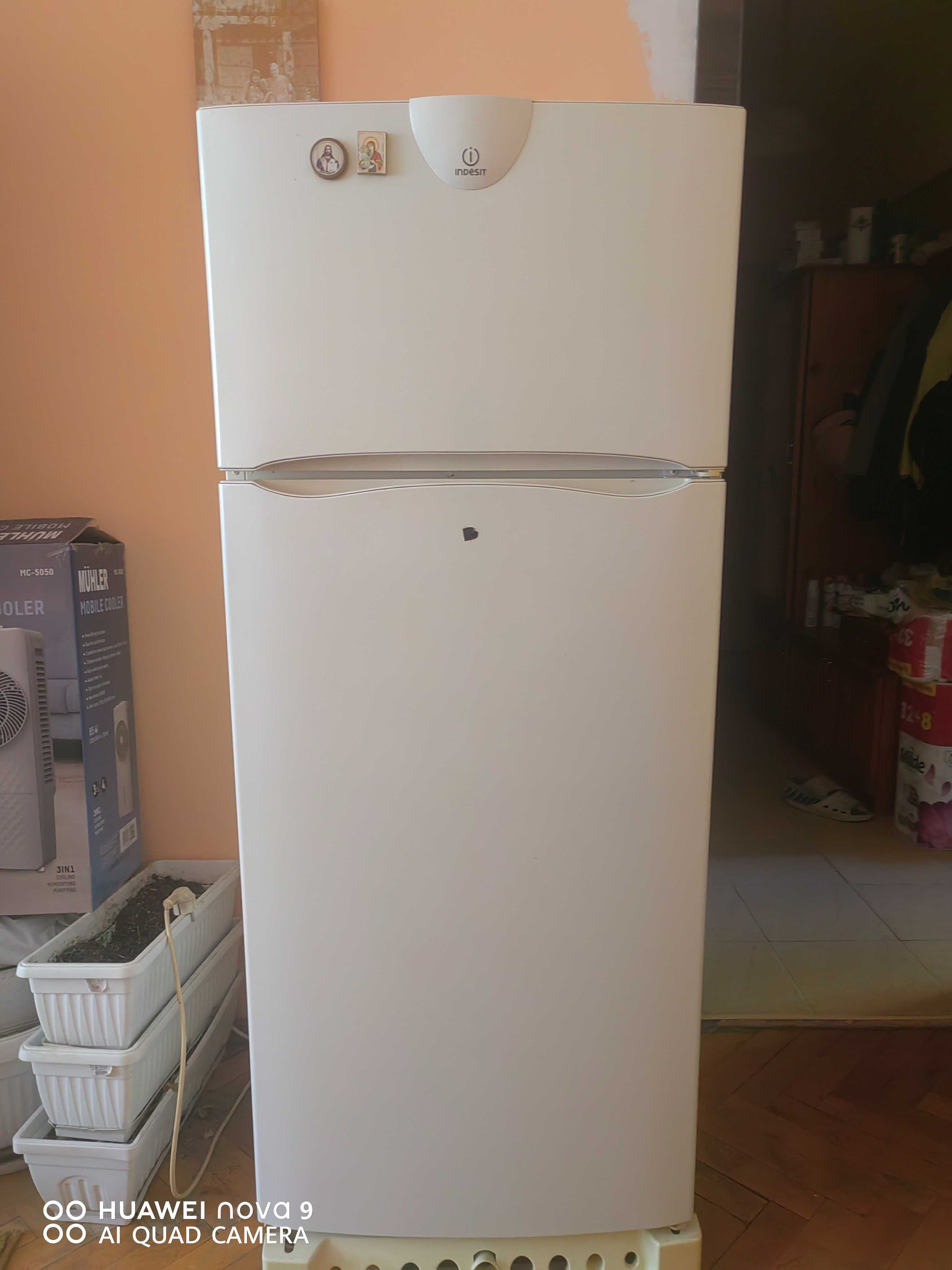 Хладилник с фризер Indesit