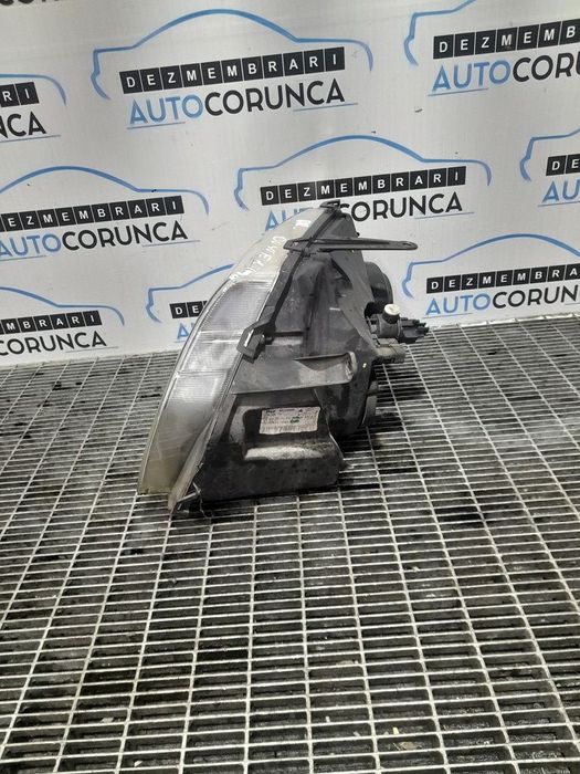 Far Dreapta Dacia Duster 2010 - 2013 SUV 4 Usi (1090) Fara xenon