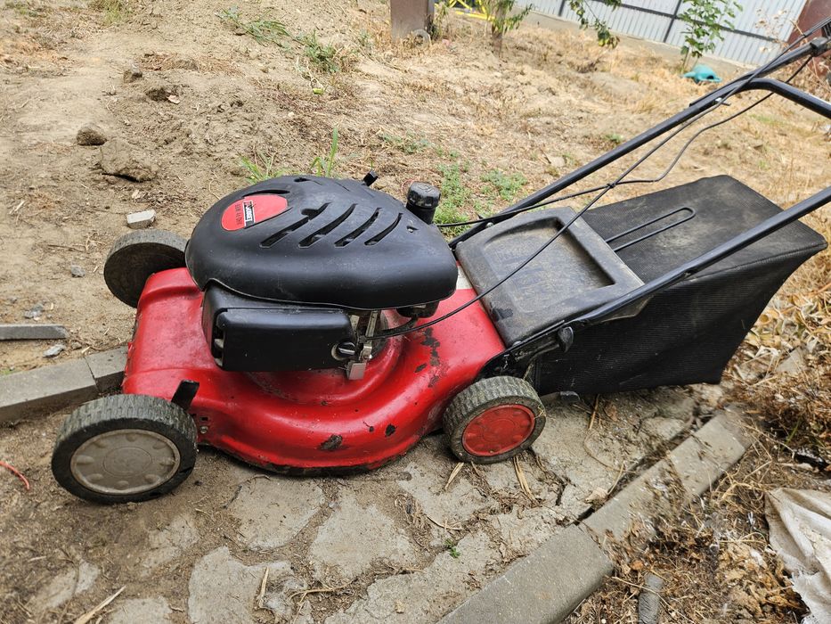 Vând mașina de tuns pe benzina