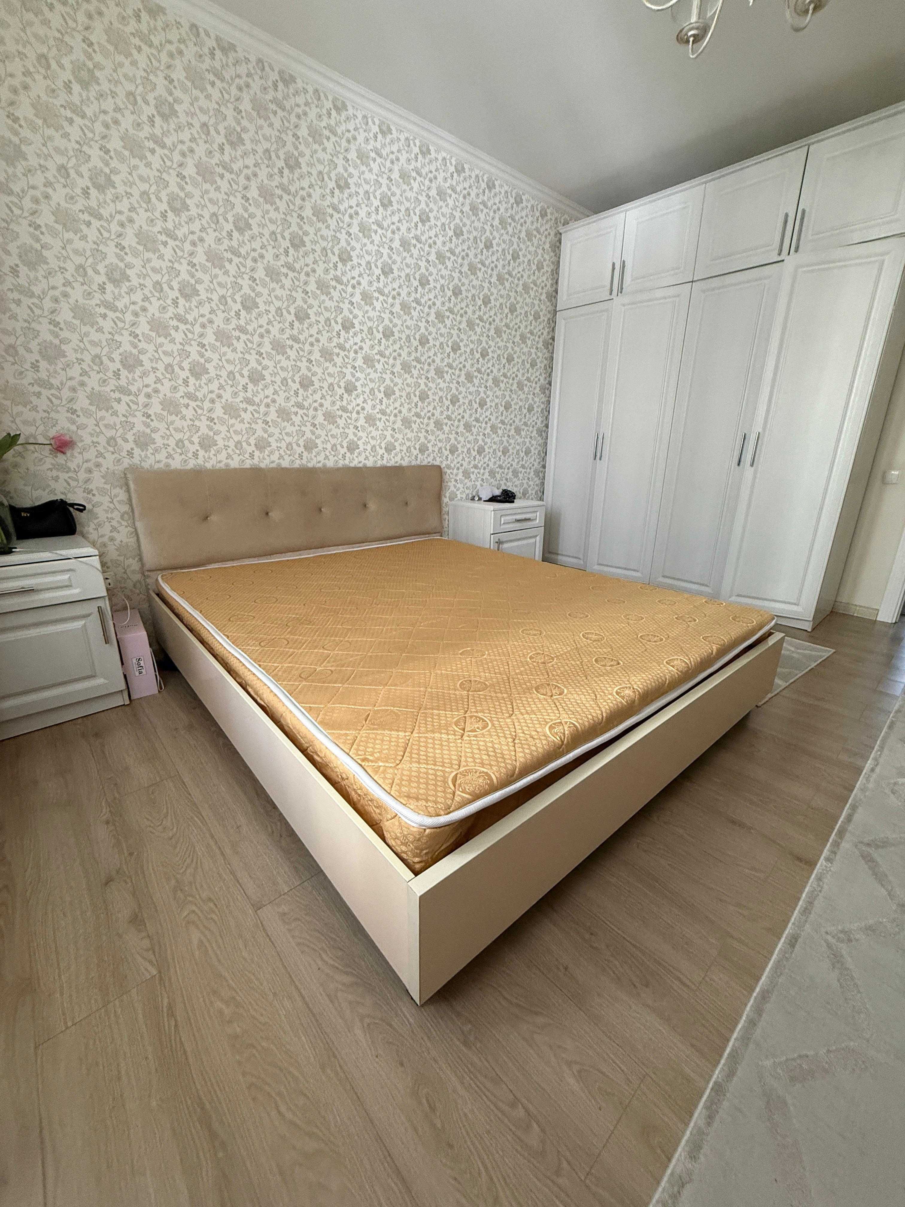Продам срочно 2 спальную кровать с матрасом
