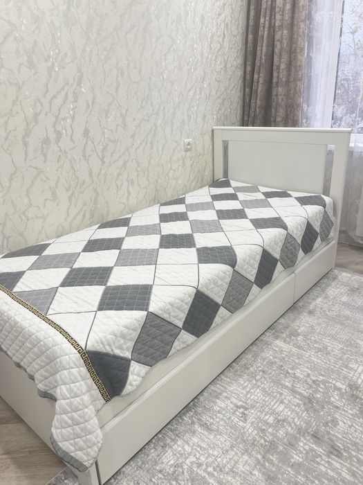 Кровать икея в хорошем состоянии с двумя выдвижными полками