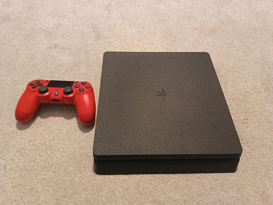 PS4 с джойстик почти нов.