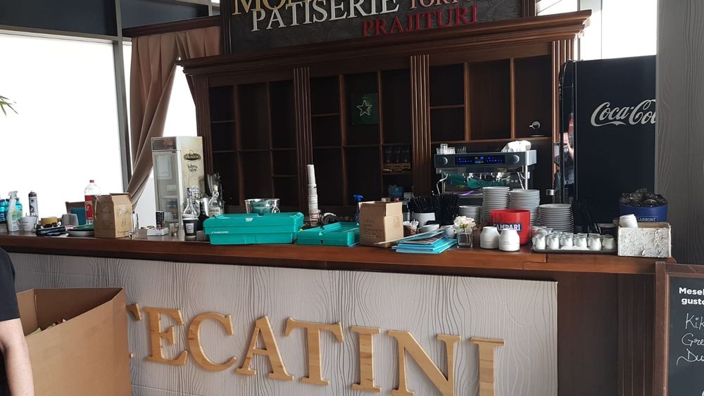 Bar lemn masiv cu pult de inox și mese frigorifice