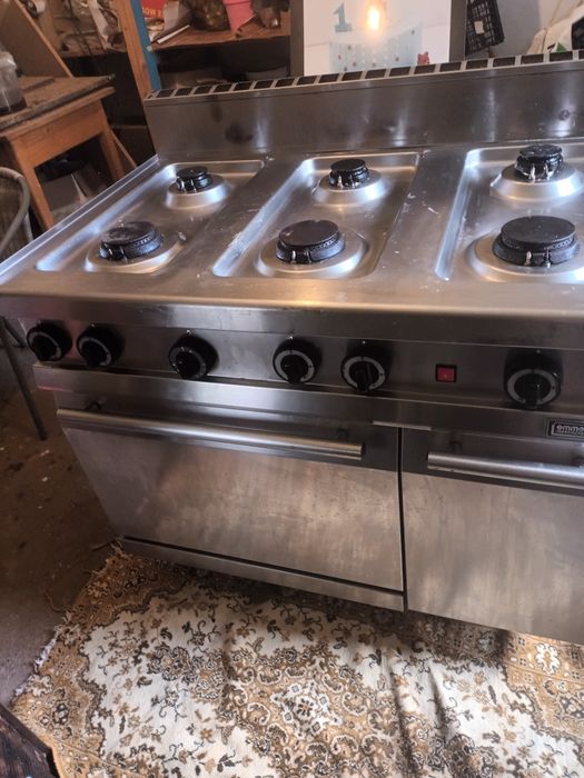 Aragaz profesional cu cuptor pe gaz  ! În stare foarte bunã!