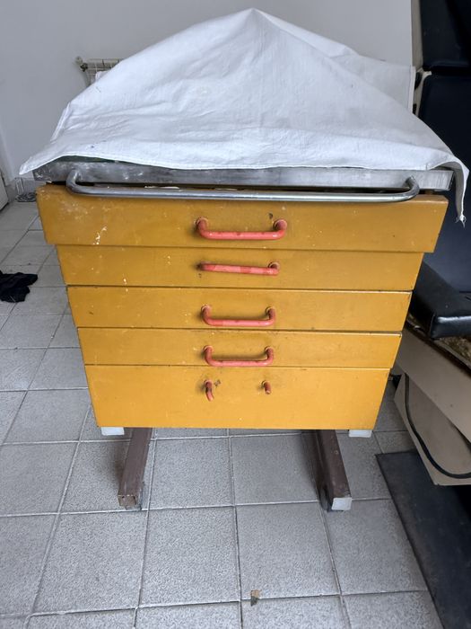 Стоматологичен стол и оборудване.