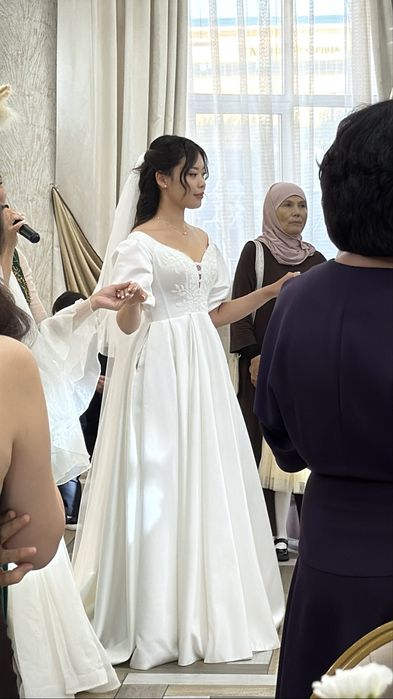 Атласное свадебное платье со шлейфом