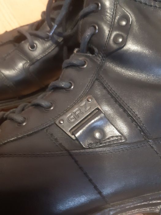 Bocanci bărbătești mărimea 44 .