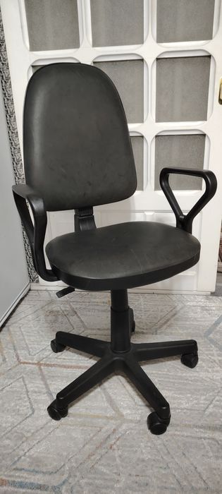 Офисное кресло, натуральная кожа.