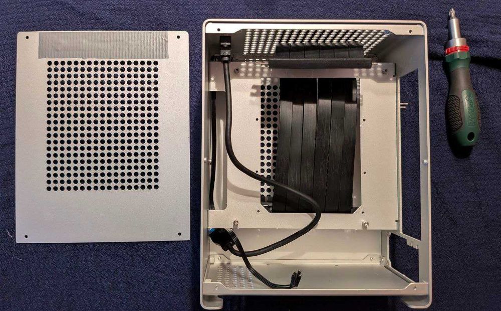 Ултракомпактна компютърна кутия SFF 5л, като Apple. Mini ITX Flex 1U