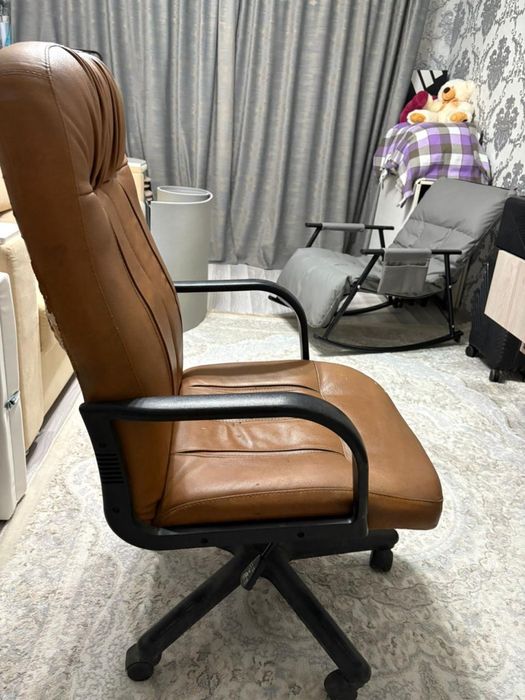 Офисное кресло из натуральной кожи